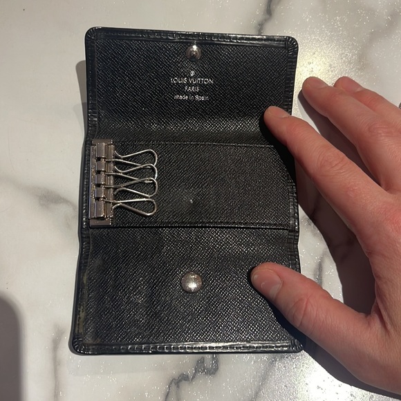 Authentic Louis Vuitton Epi Black 4 hooks Key Holder - Picture 3 of 8